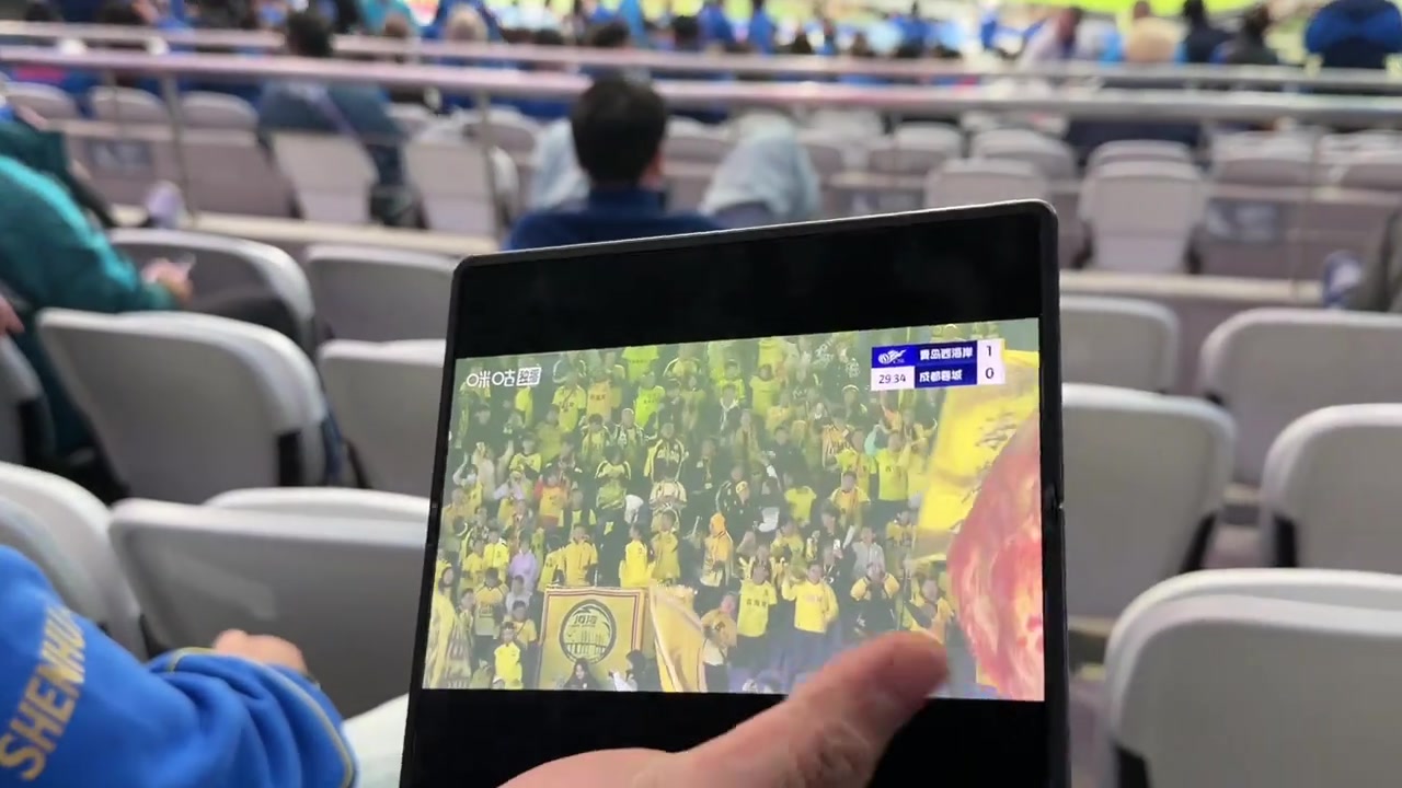 中超爭(zhēng)冠申花球迷拿ipad看蓉城比賽