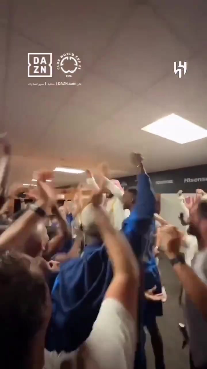 新月老板賽后在更衣室霸氣發(fā)言給大家發(fā)獎(jiǎng)金發(fā)獎(jiǎng)金