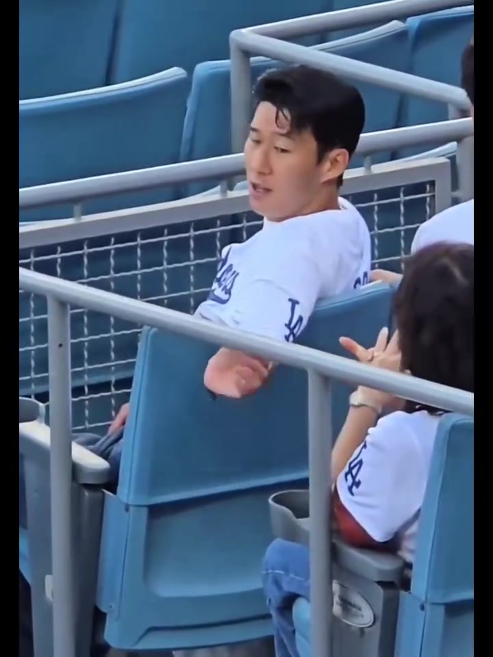 臨時保管一下孫興慜從媽媽那里得到了一枚戒指并戴上了它