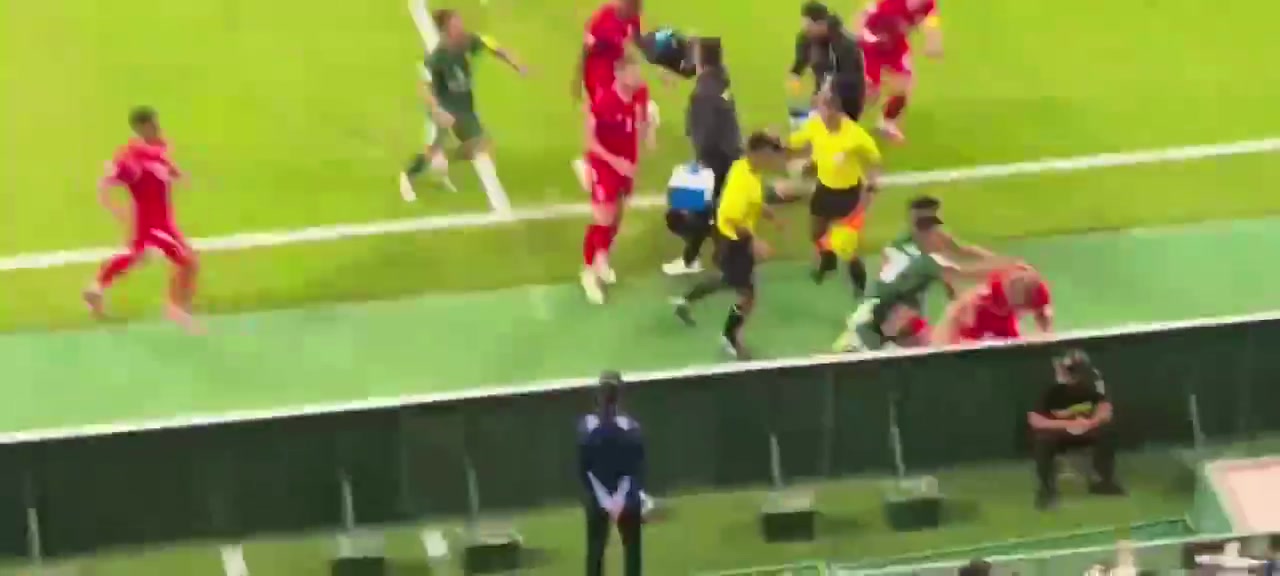 球迷這比比賽好看多了近距離看看國安河內(nèi)球員熱血格斗戰(zhàn)