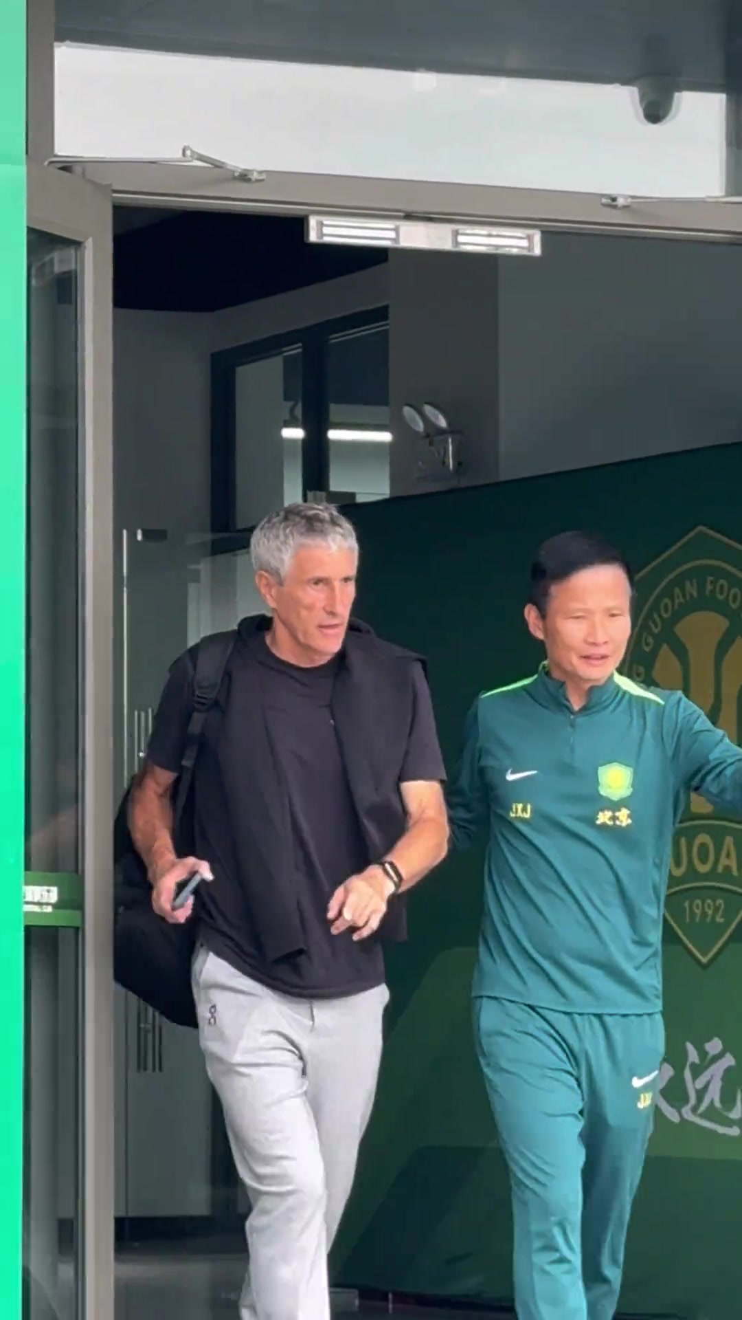 將心比心實(shí)拍塞蒂恩離開國安訓(xùn)練基地仍有不少球迷與其道別