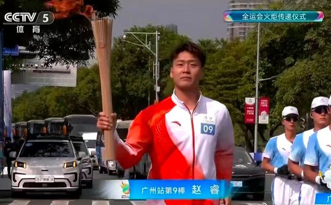 男籃隊(duì)長(zhǎng)趙睿完成全運(yùn)火炬?zhèn)鬟f：代表國(guó)傢隊(duì)大集體 非常榮幸