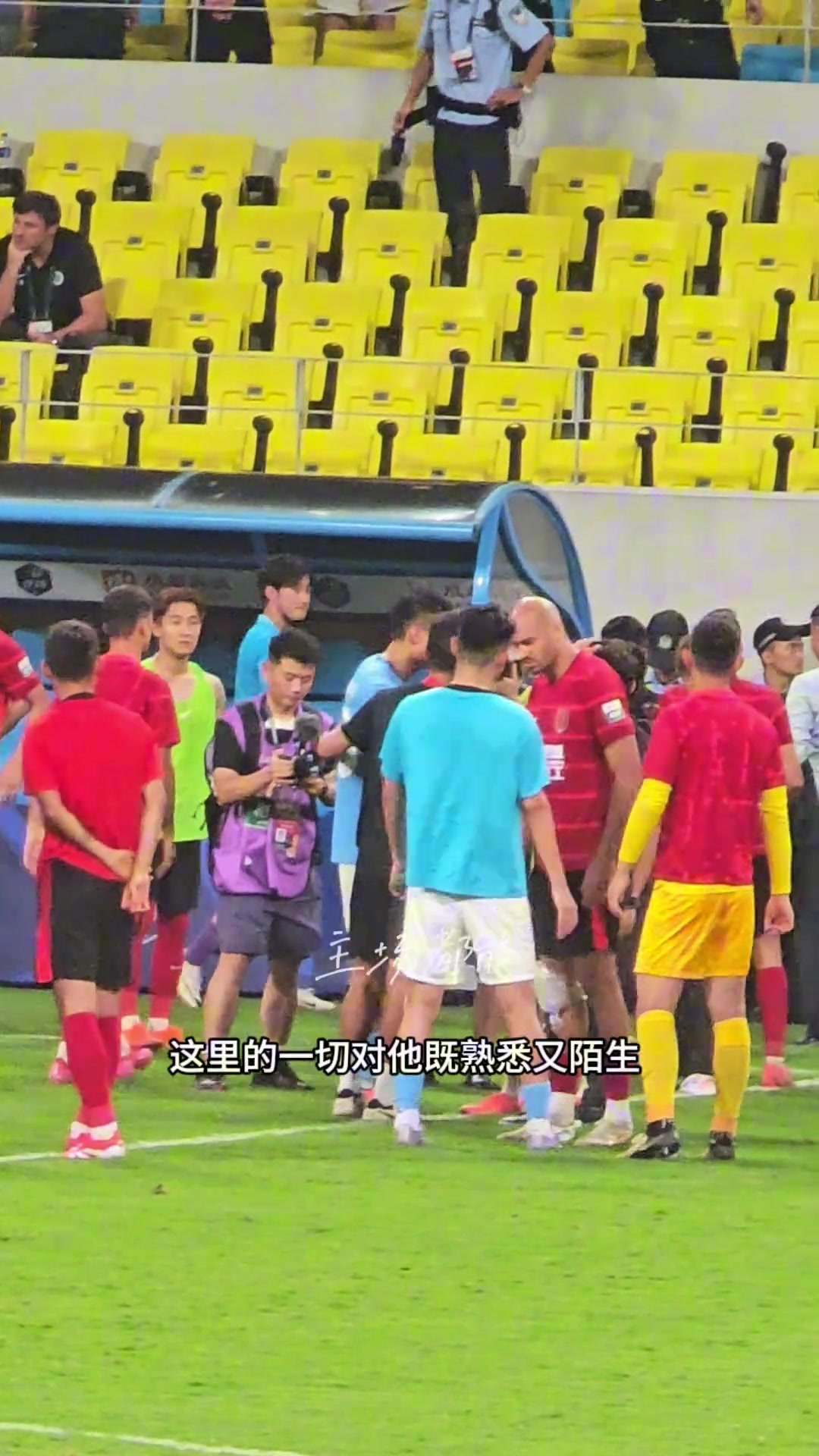 硬漢落淚楊一鳴賽后繞場并分發(fā)喜糖成都球迷送上溫情感謝