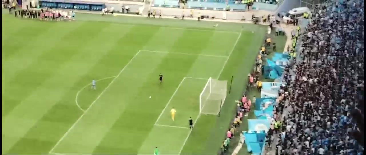 國(guó)安球迷實(shí)拍侯森撲點(diǎn)撲出點(diǎn)球后球迷們徹底沸騰