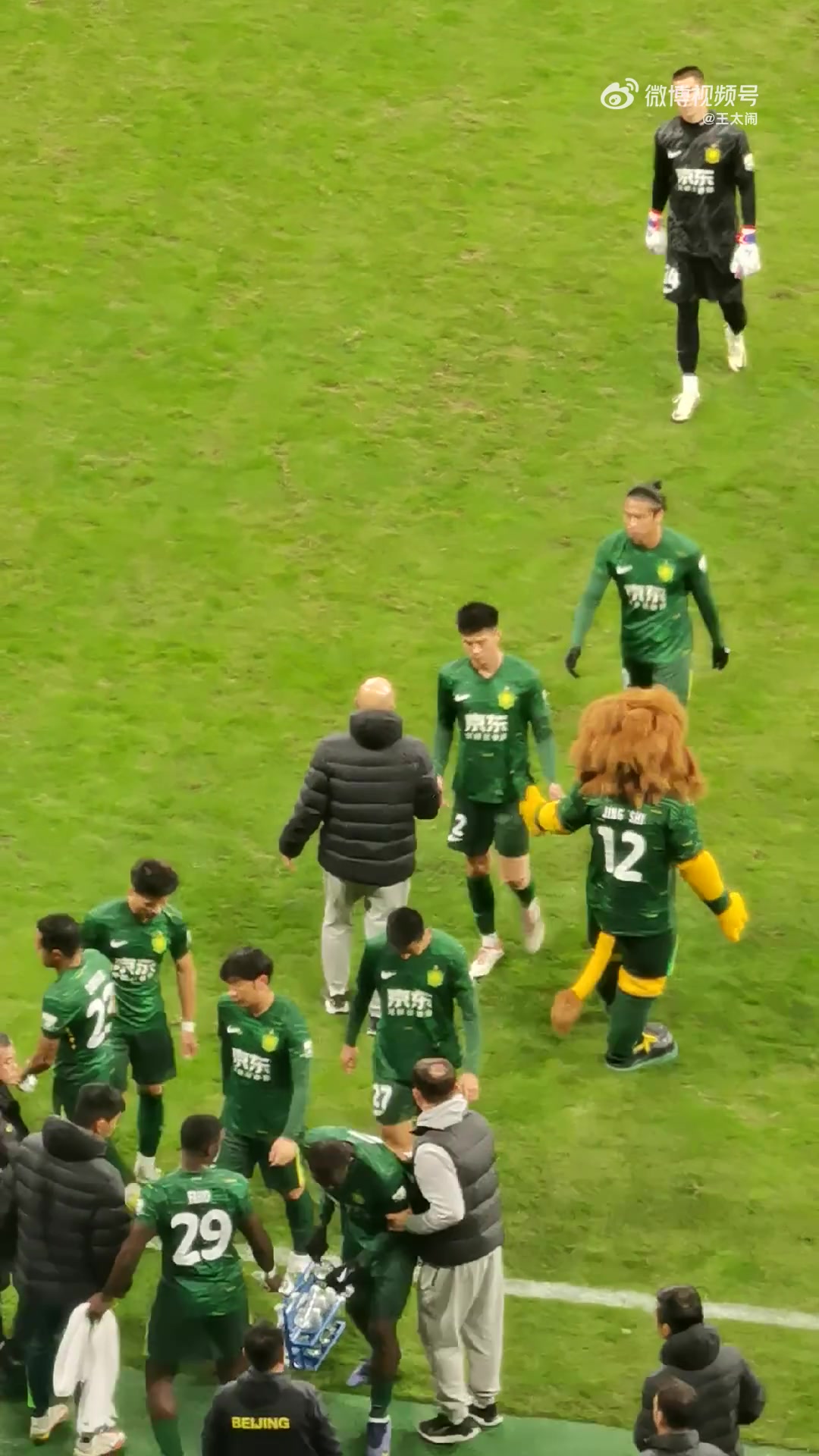 恩加德烏賽后怒摔水瓶球迷你還來勁了四個(gè)球有倆都是你失誤