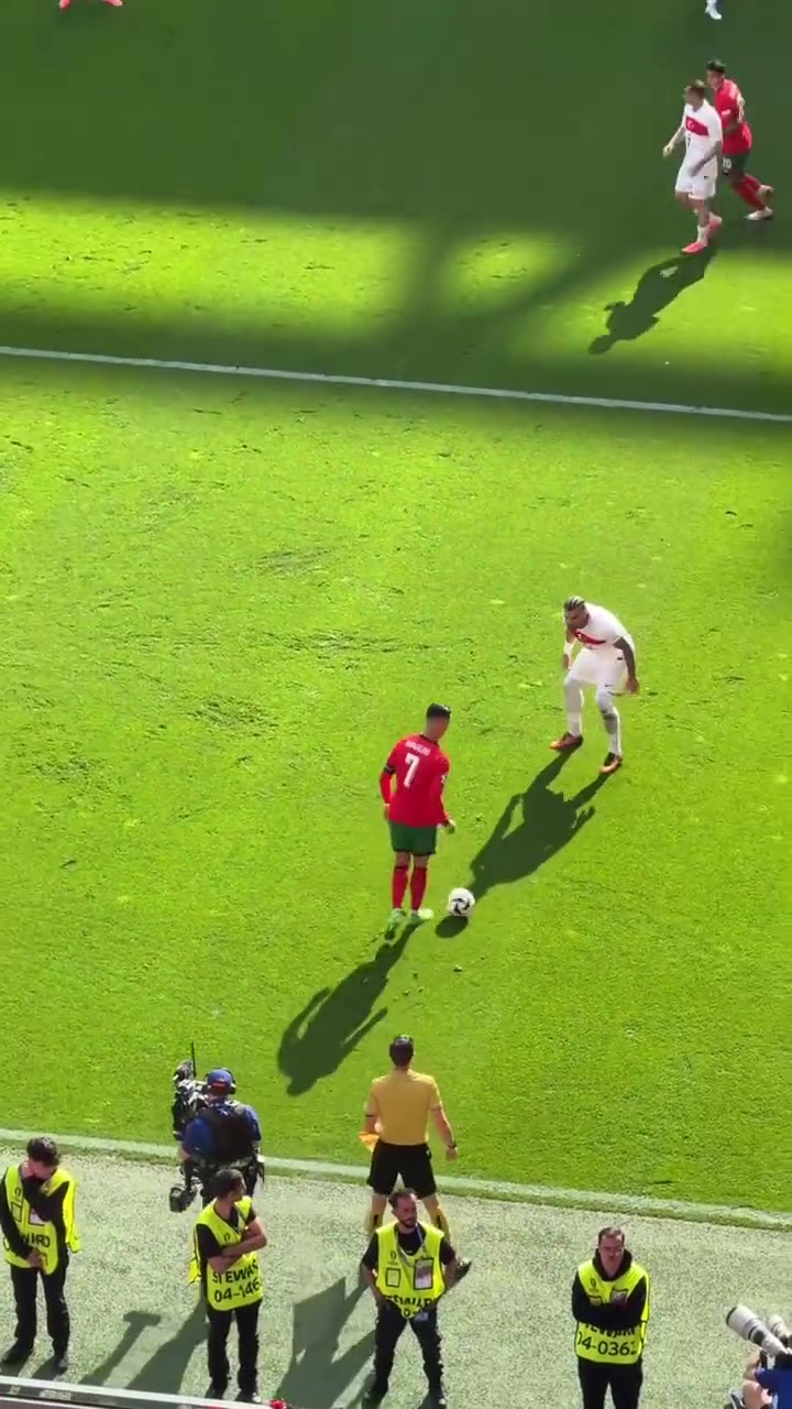 最佳視角歐洲杯經(jīng)典時刻39歲的C羅踩單車晃倒對手