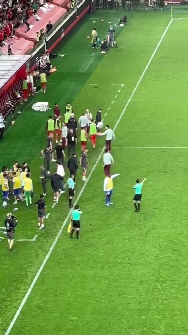 現(xiàn)場實(shí)拍于漢超和李帥發(fā)生口角球迷高喊李帥SB