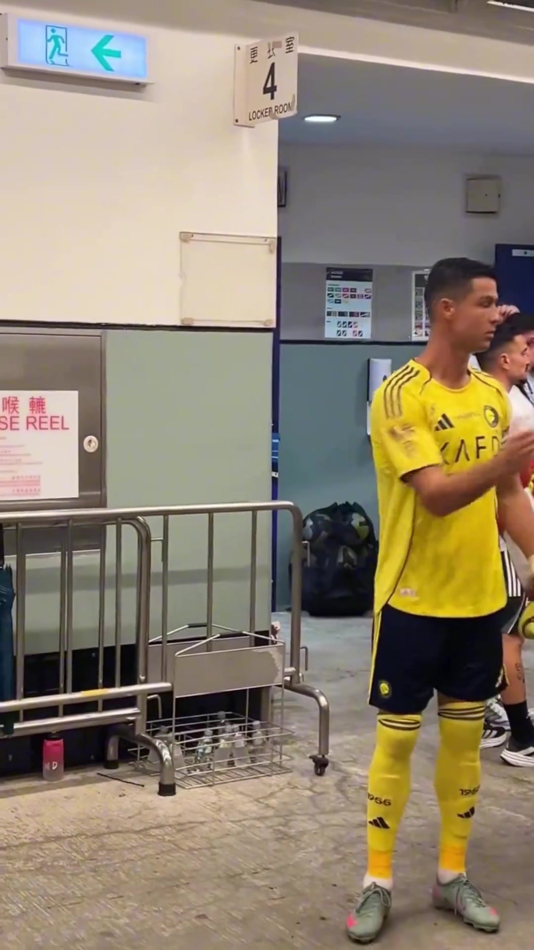 太帥了香港大球場(chǎng)球員通道近距離看羅哥
