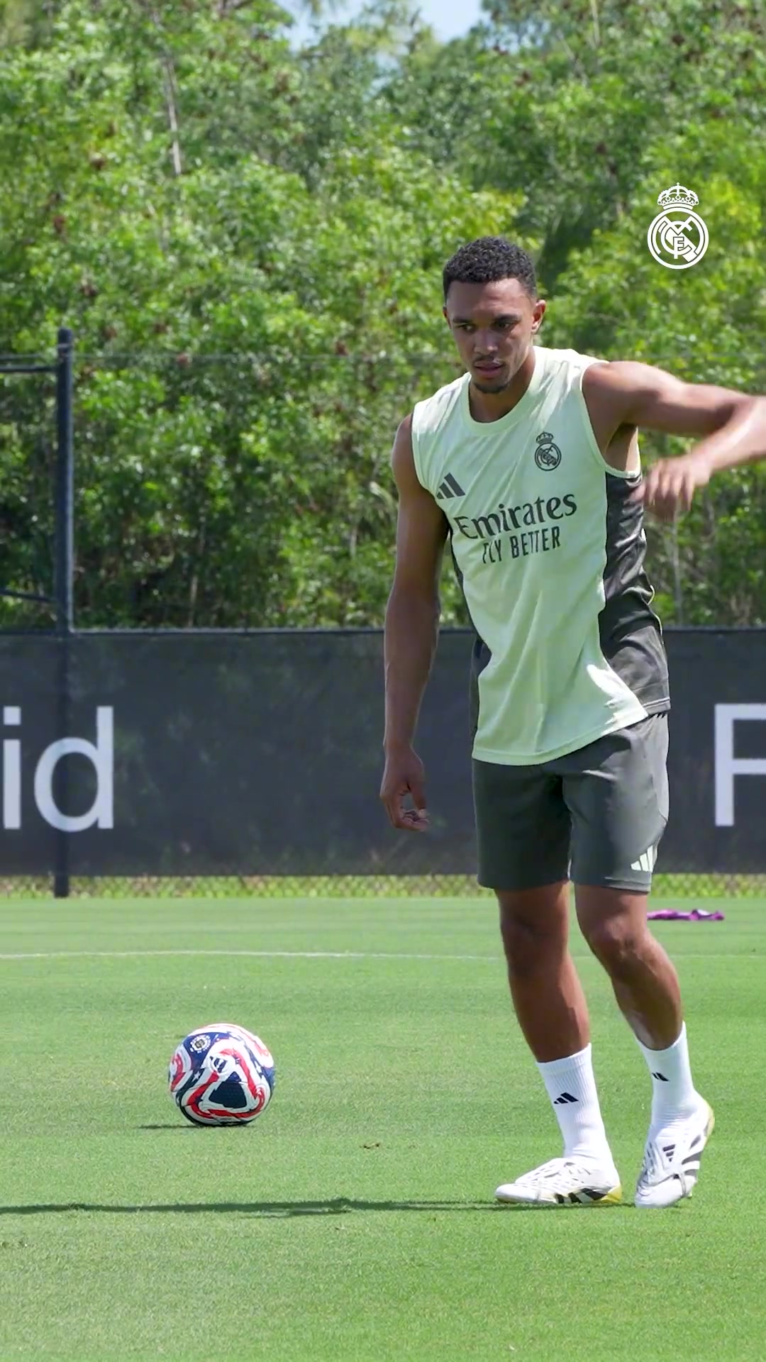 阿諾德人和鞋都特帥但這濃密的腋毛都給人家拍下來了