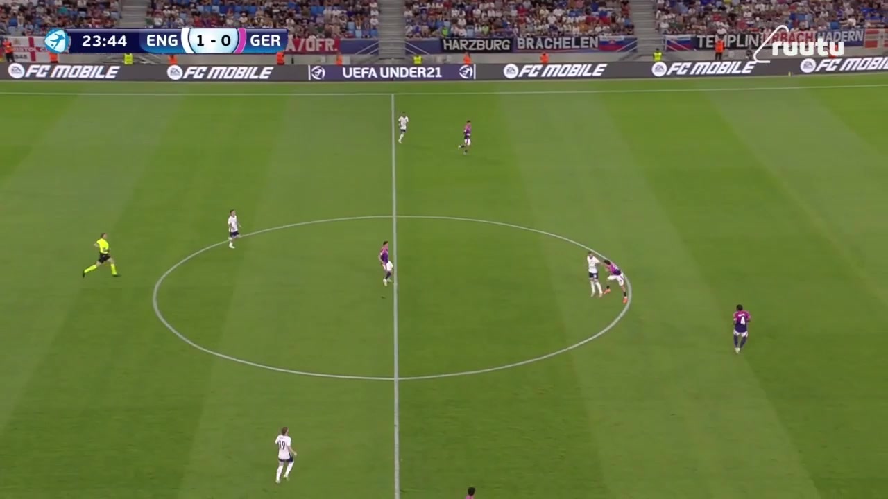 英格蘭2-0領(lǐng)先德國麥卡蒂送助攻哈欽森抽射破門空翻慶祝