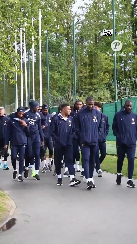 姆巴佩和登貝萊并肩而行和一旁的小圖拉姆有說(shuō)有笑