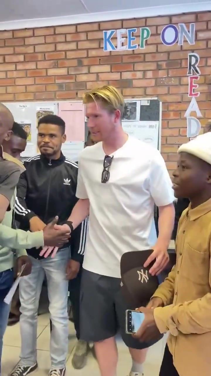 世界級球星德布勞內(nèi)閃現(xiàn)南非和小朋友們合影留念