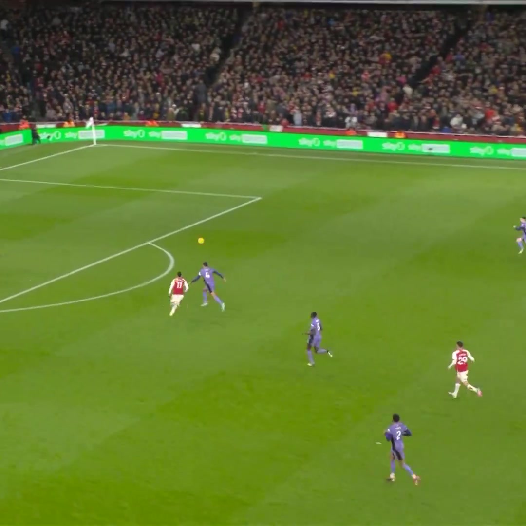 超級超級巨大失誤馬丁內(nèi)利硬生生撞開范迪克破門