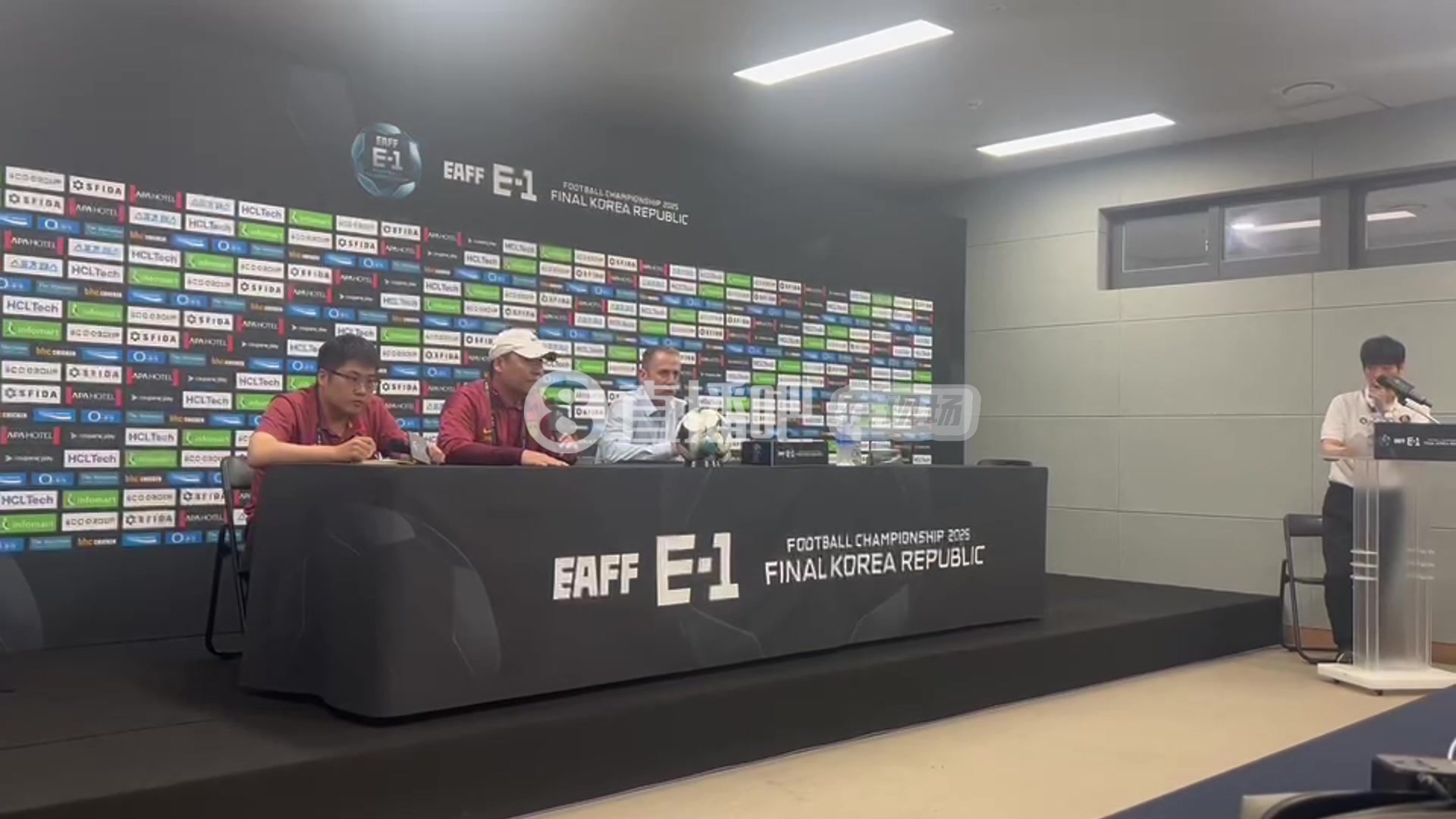 國足后衛(wèi)總是出問題久帥皇馬的高水平后衛(wèi)也有這樣的時候