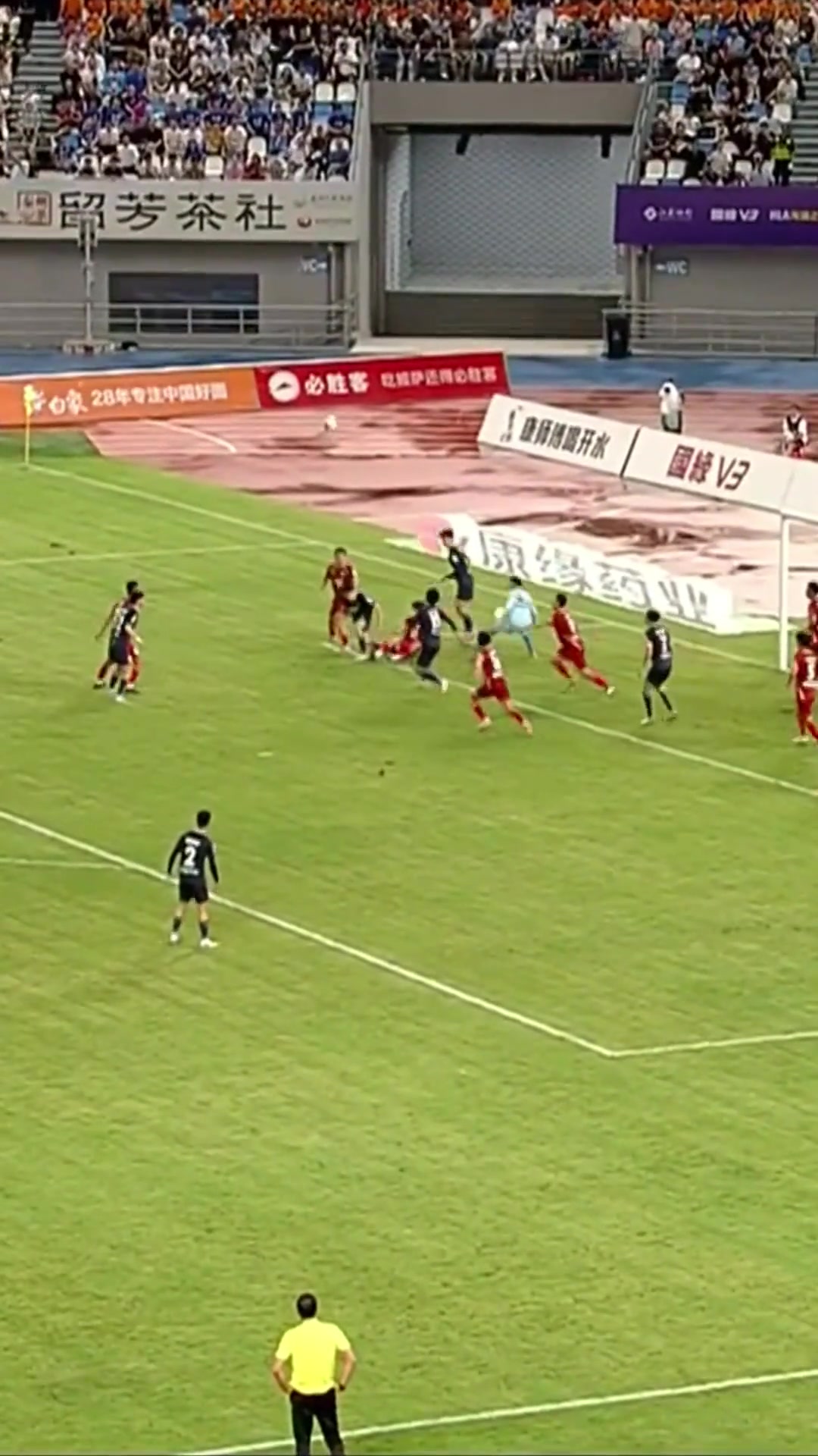 蘇超自己的C羅泰州隊(duì)巴特上演瀟灑倒鉤破門(mén)隨后激情滑跪慶祝