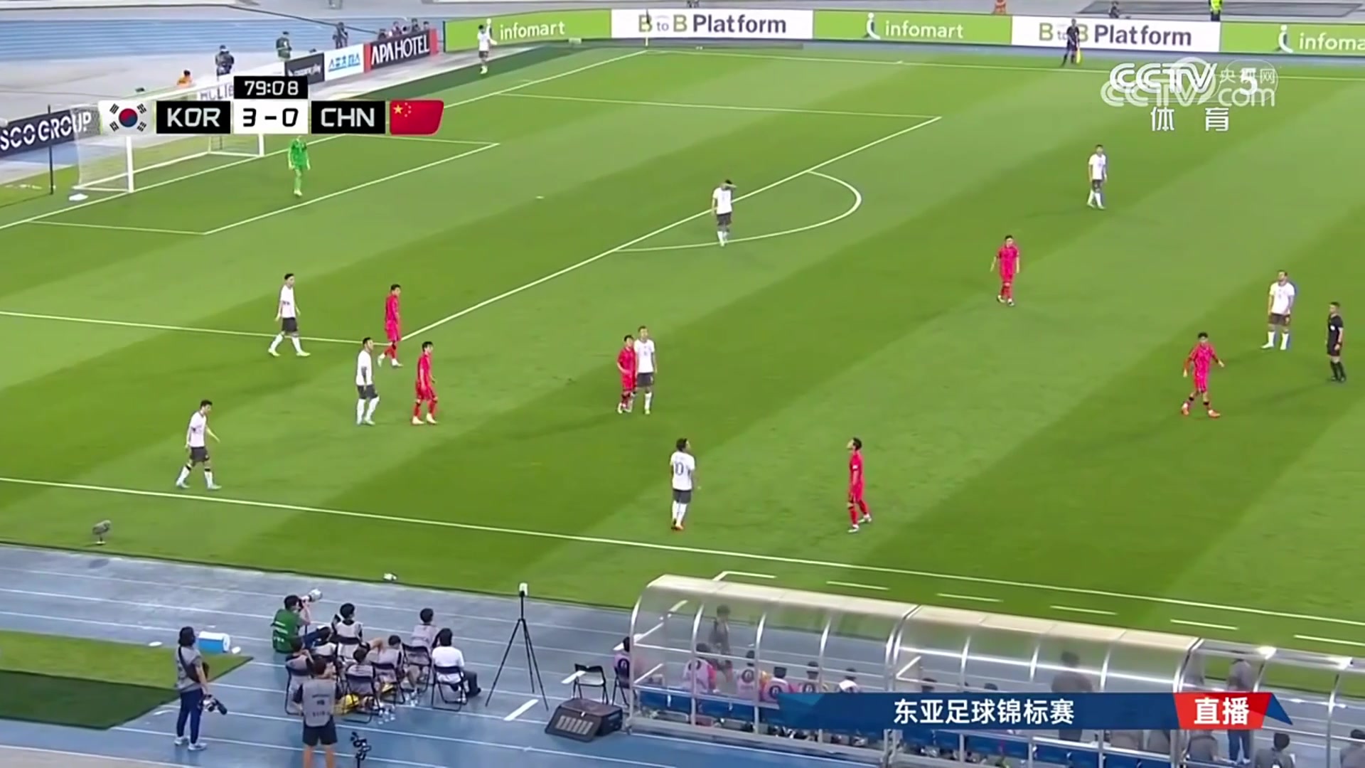 國(guó)足發(fā)界外球踢出邊線央視解說都發(fā)出無語(yǔ)聲