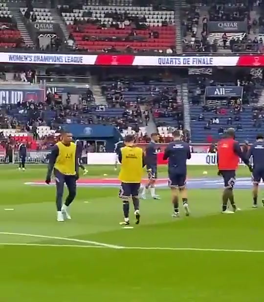 梅西在巴黎表現(xiàn)不佳遭球迷狂噓和辱罵姆巴佩上前安慰