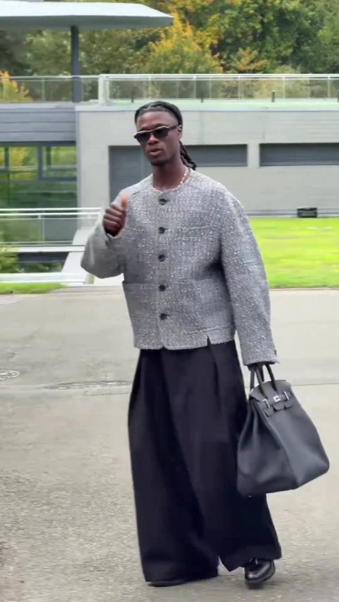 卡馬文加這不大媽穿搭嘛實(shí)在欣賞不來(lái)有錢(qián)人的穿搭