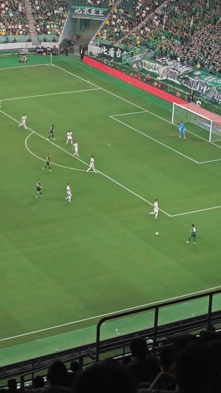 實拍國安球迷剛質(zhì)疑乃比江打右路后者便送出精準(zhǔn)逆足助攻