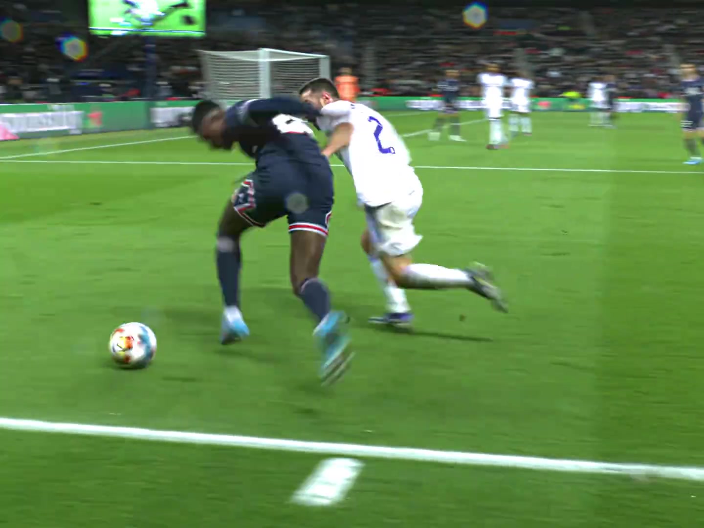 世一左名不虛傳面對(duì)皇馬雙人防守門(mén)德斯絲毫不怵