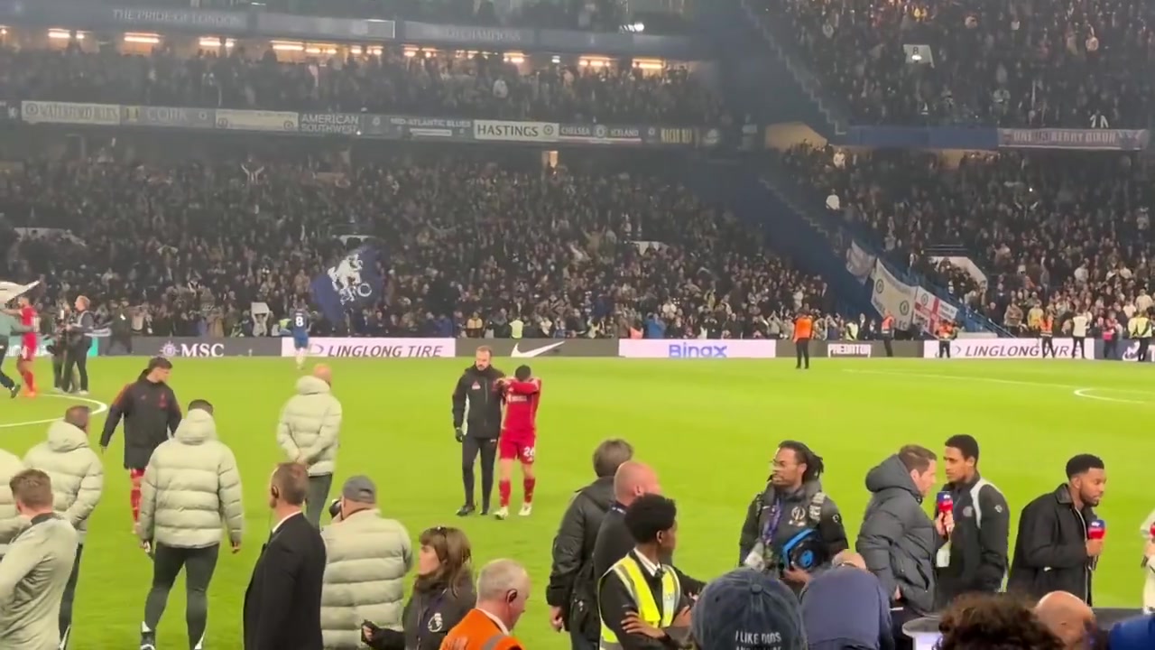 拼盡全力賽后羅伯遜在工作人員攙扶下一瘸一拐的離場