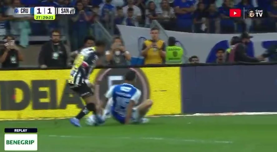 肉馬爾也是馬爾內(nèi)馬爾邊路一扣直接晃倒防守球員腳下太細(xì)膩