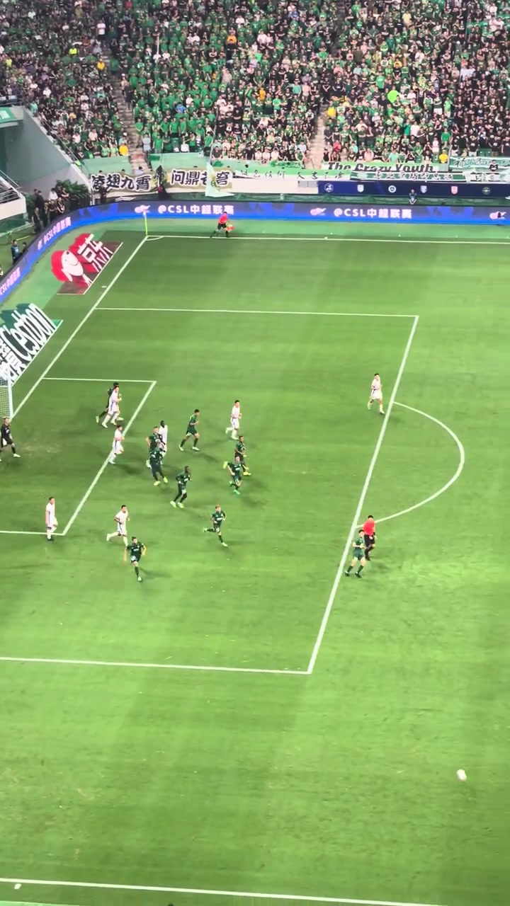 現(xiàn)場(chǎng)實(shí)拍申花外援阿蘇埃敲山震虎破門工體現(xiàn)場(chǎng)一片嘩然