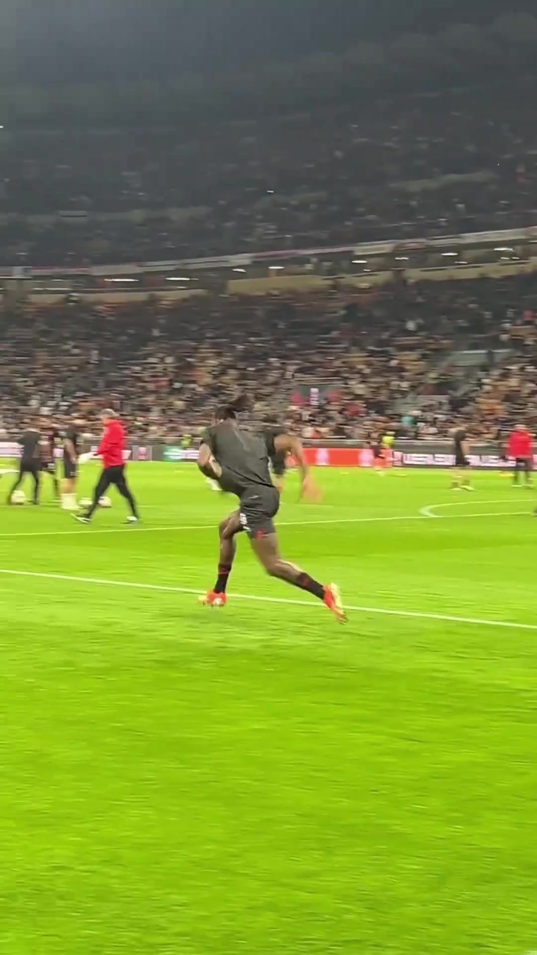 身體天賦太炸裂了米蘭踢過(guò)球的都知道他這爆發(fā)力有多逆天