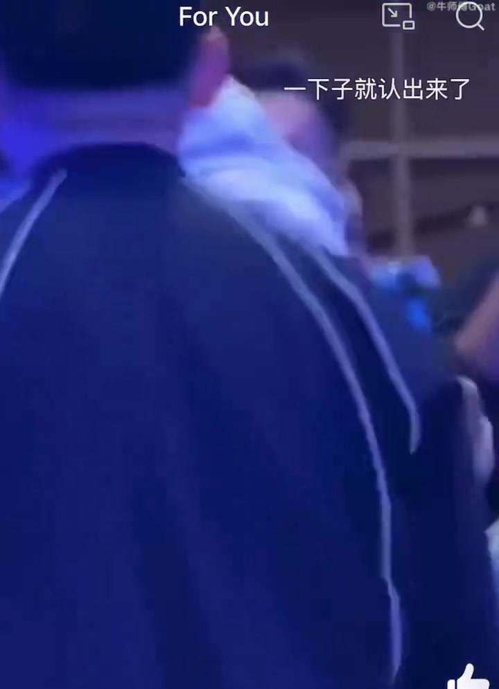 C羅看到前曼聯(lián)隊友董方卓時的反應(yīng)?