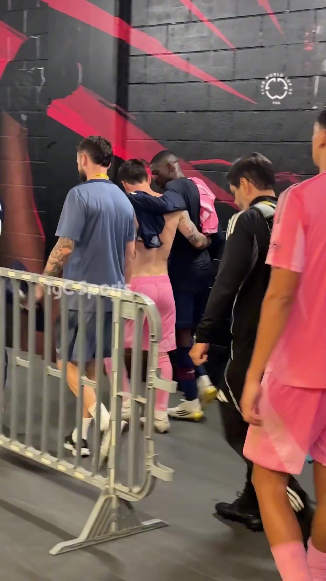 好哥倆兒啊梅西和登貝萊搭肩走回更衣室