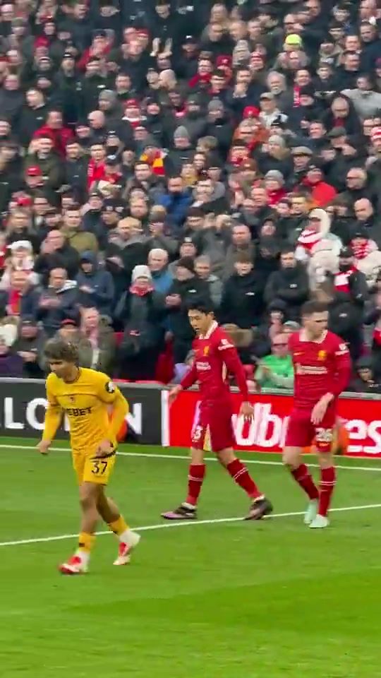 硬漢當(dāng)年遠(yuǎn)藤航強(qiáng)硬防守對方后安菲爾德響起熱烈掌聲