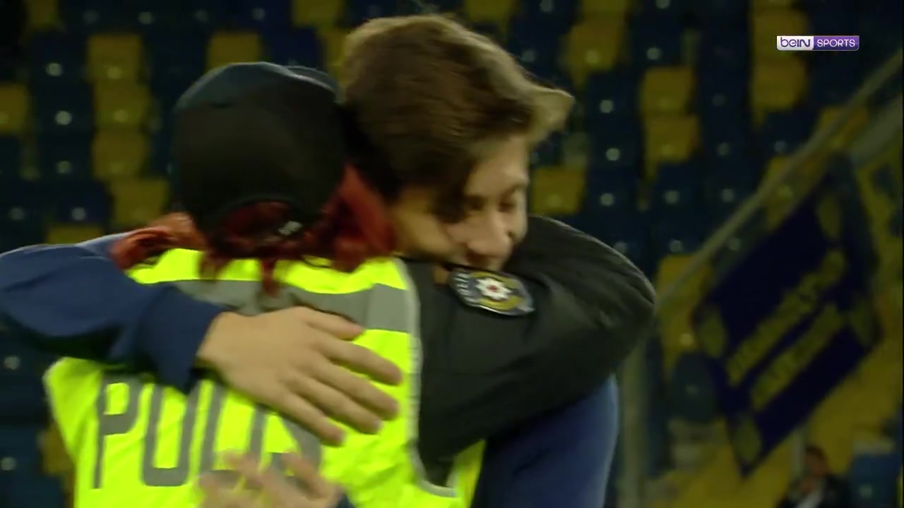 賽前居萊爾和當警察的姑姑親切擁抱