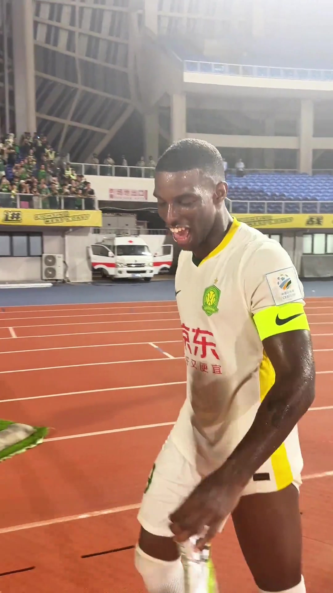 慘勝實拍國安眾將賽后謝場李磊已累到筋疲力盡