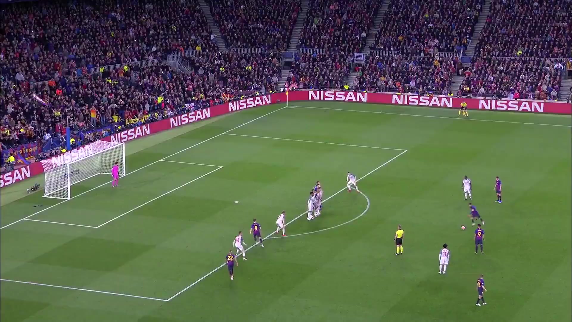 技術(shù)永遠不會退步再來回顧一下梅西當(dāng)年對利物浦的超級任意球