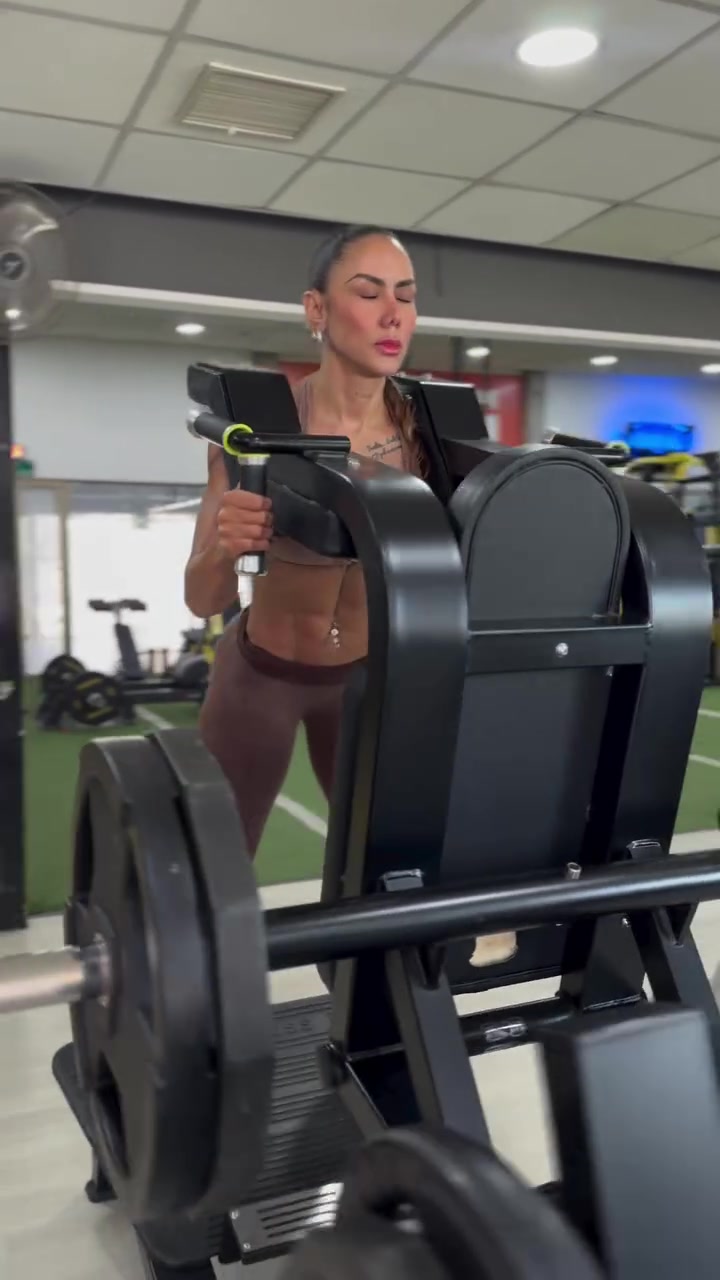 比達(dá)爾女友簡直是魔鬼筋肉人這已經(jīng)是健美級別的身材了