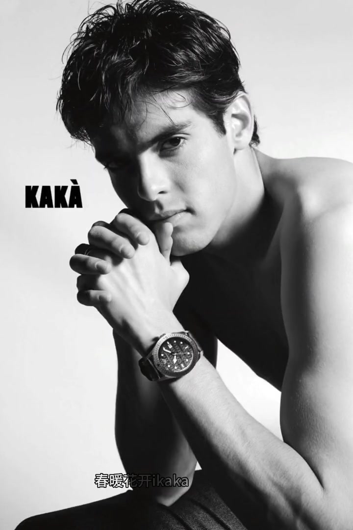 當(dāng)年阿瑪尼為卡卡拍了一組性感寫真絕對的花美男