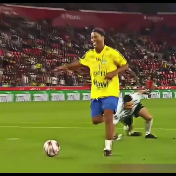 先慶祝再射門的自信名場面伊布這個(gè)真的被他裝到了