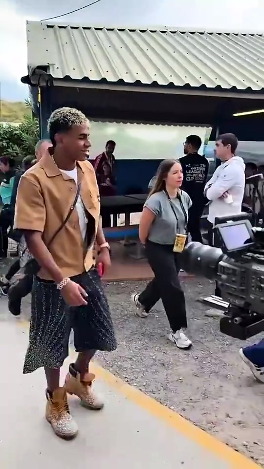 形影不離亞馬爾帶女友現(xiàn)身國(guó)王聯(lián)賽球迷擔(dān)心小孩哥被榨干