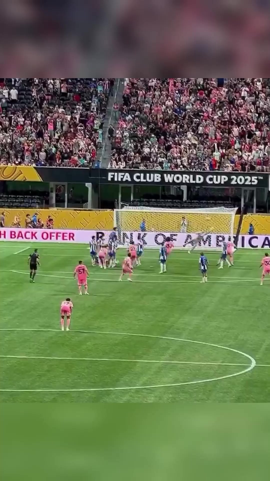 真的太強(qiáng)了球迷現(xiàn)場(chǎng)視角拍攝梅西任意球破門