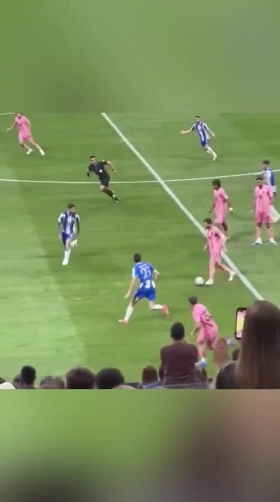 真的太拼了梅西中場(chǎng)倒地放鏟攔截拿到球權(quán)