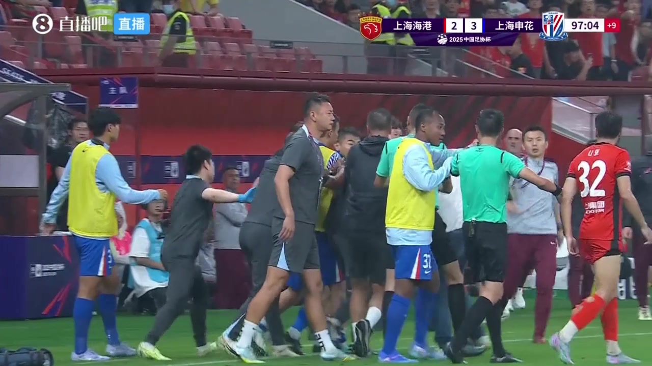 于漢超暴怒上海德比場邊替補(bǔ)席爆發(fā)沖突