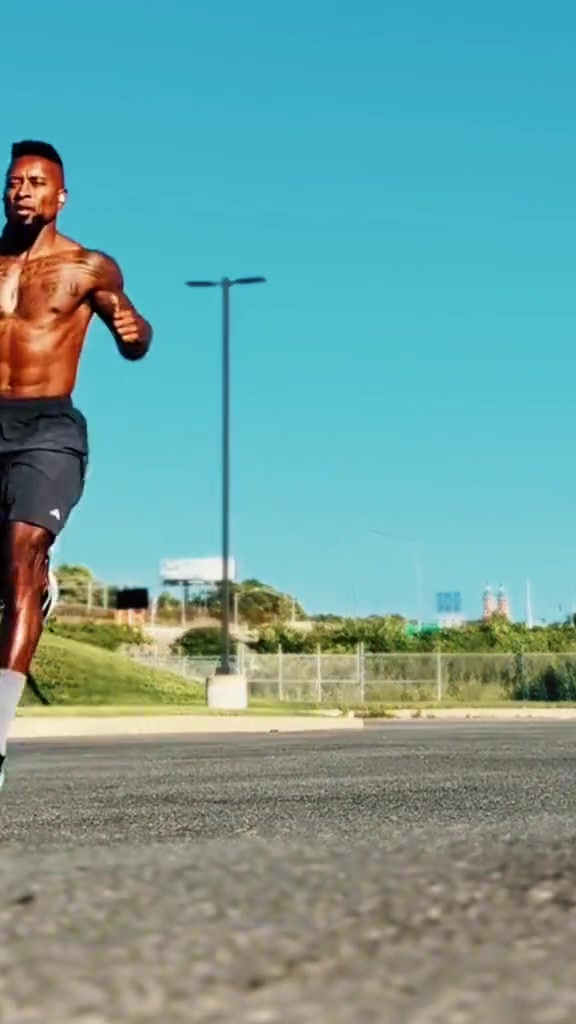 魔鬼筋肉人澤-羅伯托這個50歲的老男人對自己太狠了