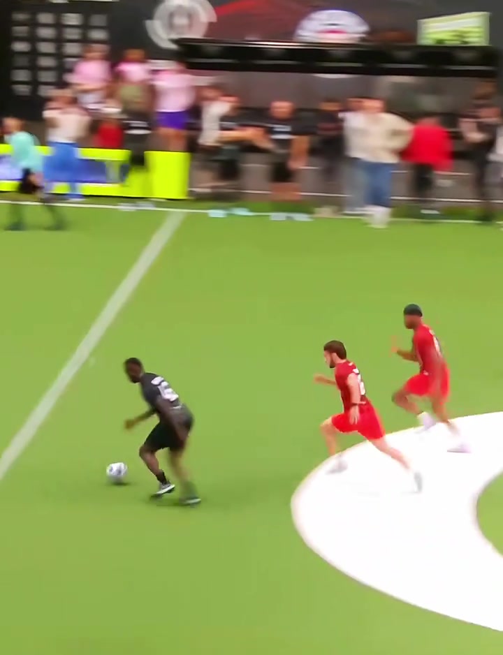 身體素質(zhì)碾壓巴洛特利參加業(yè)余比賽上演一條龍破門