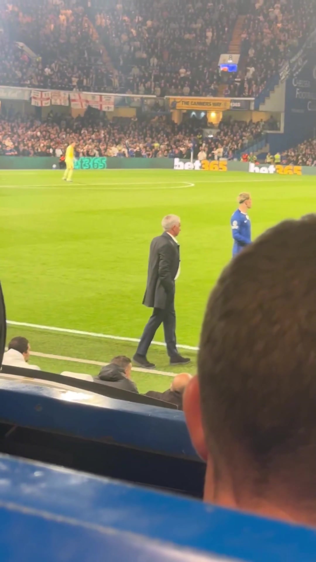 穆里尼奧的名字在斯坦福橋響起穆帥以飛吻回應(yīng)球迷