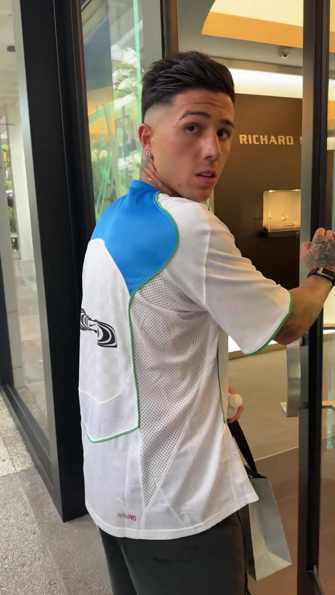 疑似黃牛找恩佐買(mǎi)表被拒恩佐識(shí)別出來(lái)了還是聽(tīng)不懂英語(yǔ)啊