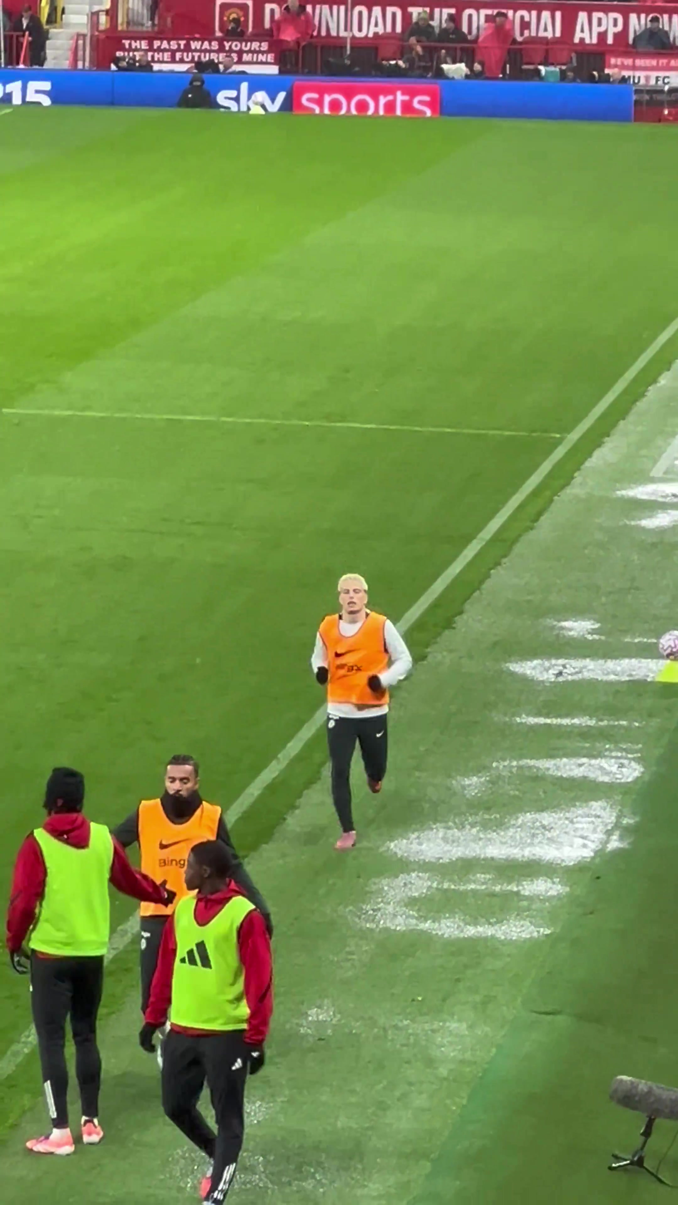 當加納喬在場邊熱身老特拉福德球迷發(fā)出陣陣噓聲