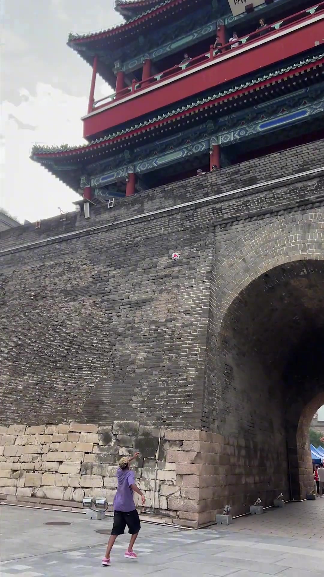 亞馬爾在長(zhǎng)城挑戰(zhàn)高空停球一個(gè)大腳把鞋踢飛