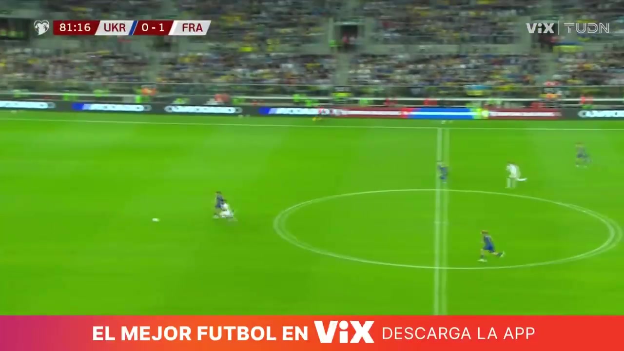 姆總超強(qiáng)個(gè)人能力姆巴佩單挑后衛(wèi)殺入禁區(qū)臥射破門(mén)