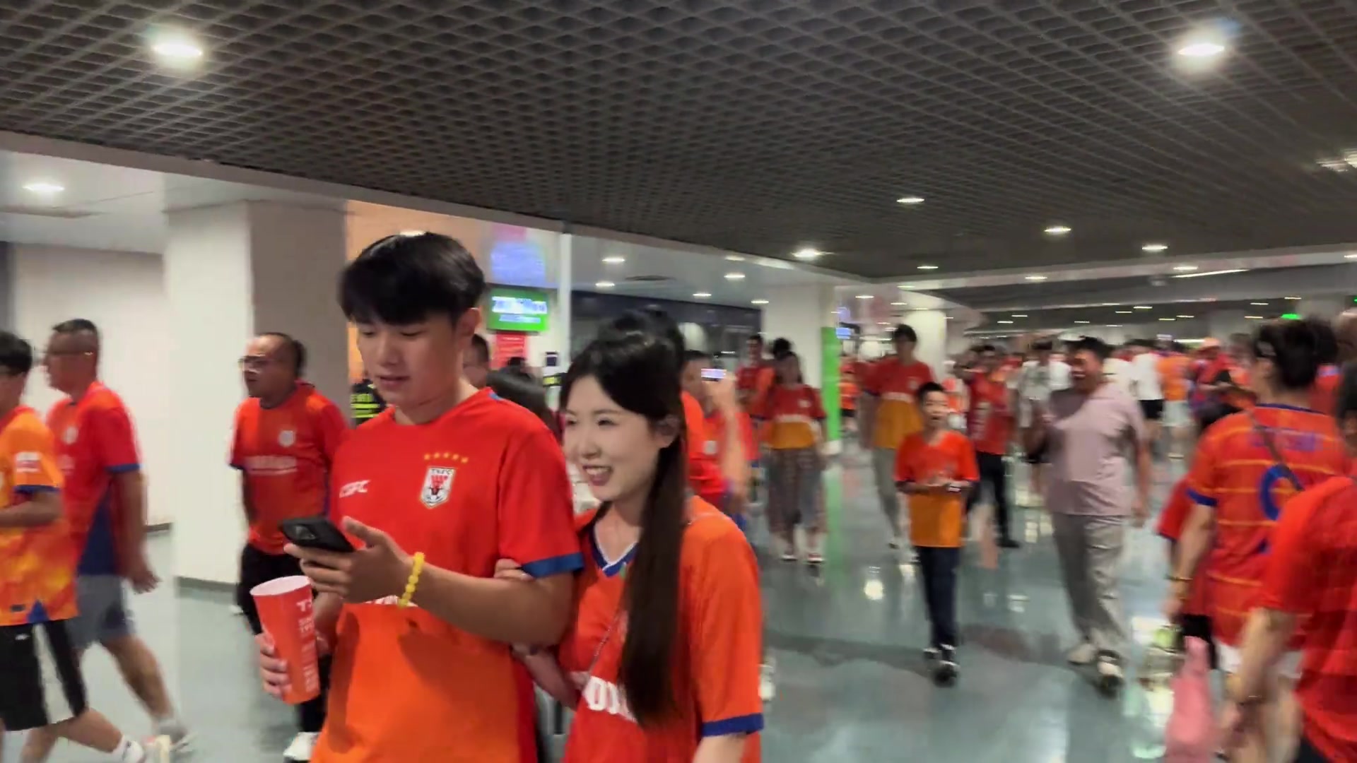 躺槍啊實拍山東泰山球迷在濟南奧體高喊國安XX