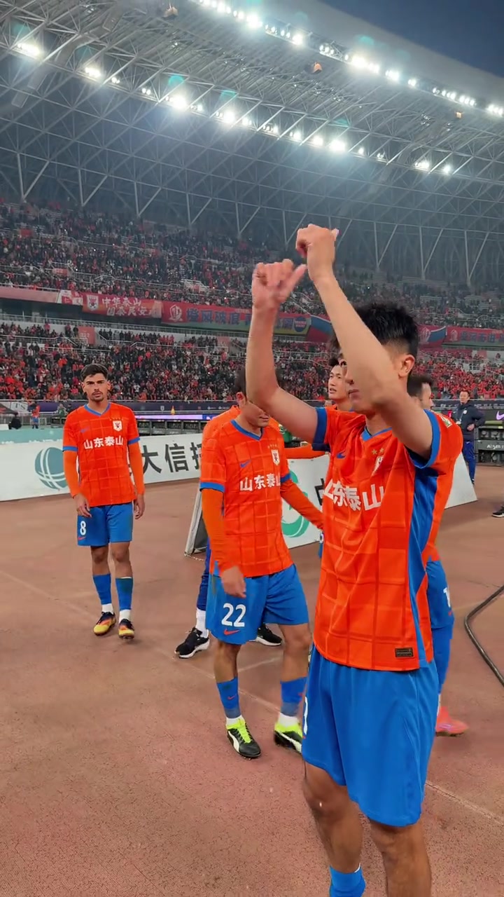 山東泰山隊(duì)賽后精彩瞬間劉洋的英語(yǔ)水平突飛猛漲